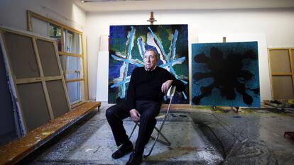 El pintor y arquitecto Juan Navarro Baldeweg, en 2016 durante una entrevista en su estudio de Madrid.