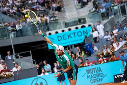 Struff saca ante Alcaraz esta tarde en Madris.
