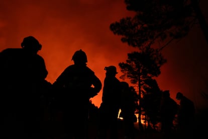 Los bomberos trabajan la noche de este martes en el fuego de Ávila, en Castilla y León.