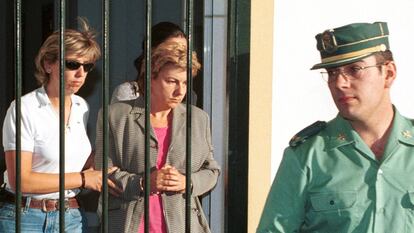 Fotografía de archivo de Dolores Vázquez durante su trasladado a los juzgados por agentes de la Guardia Civil, en 2009.