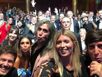 Selfie de los asistentes a la cena de gala de LOS40 Principales en Madrid.