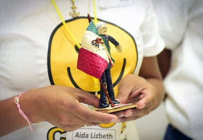 López Obrador recibe regalos tradicionales de parte de los pueblos que visita. En foto, una artesanía con figura del presidente durante una visita a Puebla.