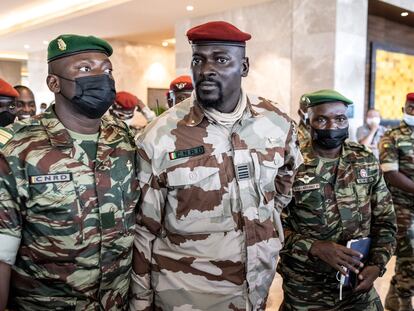 El coronel Mamady Doumbouya, en el centro, tras un encuentro con representantes de la Cedeao en Conakry el pasado 17 de septiembre.