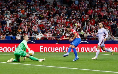 Luis Suárez supera a Ter Stegen en el lanzamiento que supuso el segundo gol del Atlético.