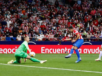 Luis Suárez supera a Ter Stegen en el lanzamiento que supuso el segundo gol del Atlético.