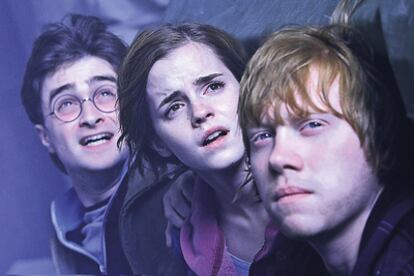 <b>Daniel Radcliffe, Emma Watson y Rupert Grint, matando lo que les queda de infancia en el episodio final de <i>Harry Potter.</i></b>