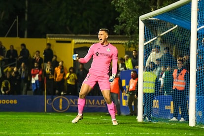 El portero del Getafe Jir Letcek celebra el triunfo de su equipo despus de parar tres penaltis al Orihuela