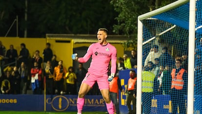 El portero del Getafe Jirí Letácek celebra el triunfo de su equipo después de parar tres penaltis al Orihuela.
