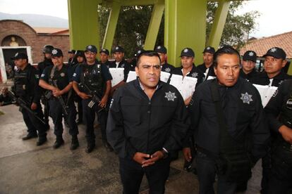 En primer término, Carlos Gómez Arrieta, en Michoacán, en 2016. 