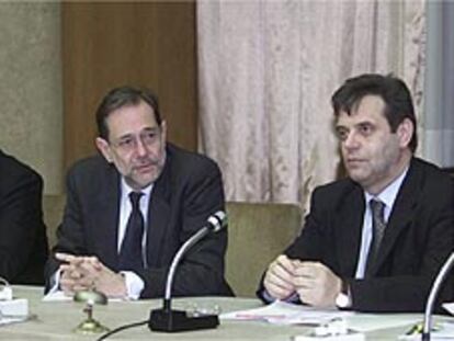 Vojislav Kostunica (d), Javier Solana (c) y Milo Djukamovic (i), en Belgrado.