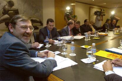 Jaime Lissavetzky, secretario de Estado para el Deporte (izquierda), en la reunión con representantes del baloncesto.