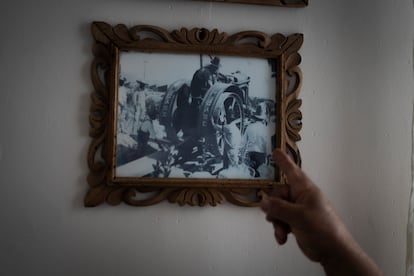 Una fotografía en la que se ve al abuelo materno de Xóchitl Gálvez Ruiz operar el primer tractor que hubo en su pueblo.