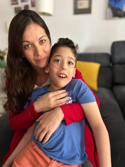 Carmela Cadenas junto a su hijo de 10 años, que precisa una mochila de oxígeno, en una imagen cedida por ella.