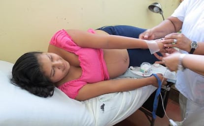 Una joven embarazada recibe atención en un centro de salud de Nicaragua.