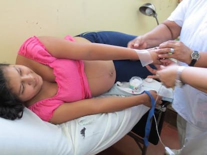 Una joven embarazada recibe atenci&oacute;n en un centro de salud de Nicaragua.