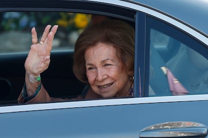 La reina Sofía saluda a la prensa a su salida este sábado de la clínica Ruber Internacional de Madrid.