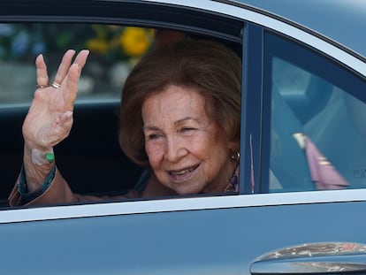 La reina Sofía saluda a la prensa a su salida este sábado de la clínica Ruber Internacional de Madrid.