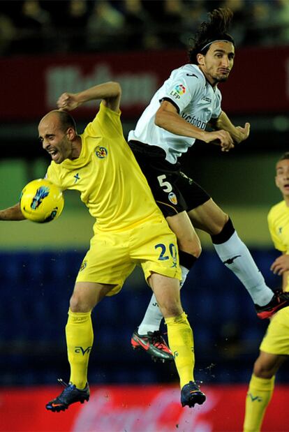 Borja Valero salta con Topal durante el duelo.