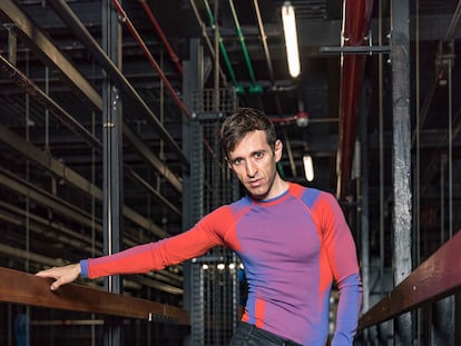 Anthony Roth Costanzo entre los bastidores del Teatro Real.