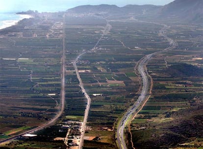 Vista aérea desde la Serra d&#39;Irta hacia Torreblanca, con la vía del tren, la carretera N-340 y la autopista A-7.