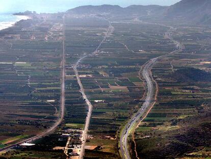 Vista aérea desde la Serra d'Irta hacia Torreblanca, con la vía del tren, la carretera N-340 y la autopista A-7.