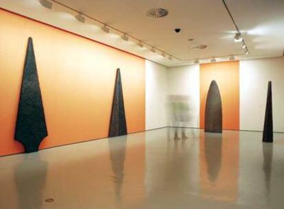 Sala con esculturas de Máximo Trueba, de su exposición &#39;Verbos de silencio&#39; en el Centro Cultural de la Villa.
