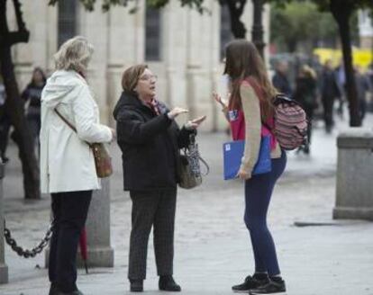 Una captadora conversa con dos mujeres.