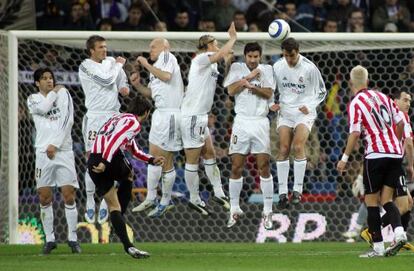 Tiko lanza una falta en el encuentro Real Madrid-Athletic disputado en 2005.