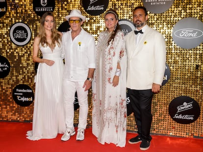 De izquierda a derecha, Nicole Kimpel, Antonio Banderas, Sandra García-Sanjuan, y su marido, Ignacio Maluquer, a su llegada a la Gala Starlite 2023 celebrada este domingo en la cantera de Nagüeles, en Marbella.