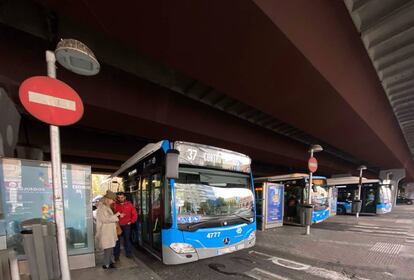 Varios autobuses de la EMT paran en la estación de Puente de Vallecas.