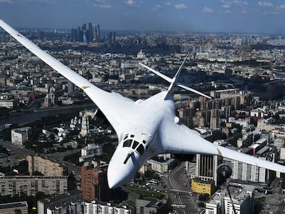 Un bombardero estratégico ruso Tu-160 sobrevuela Moscú el 9 de mayo.