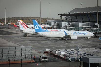 Dos aeronaves de la empresa Air Europa en la T- 4 del aeropuerto de Barajas, en Madrid.