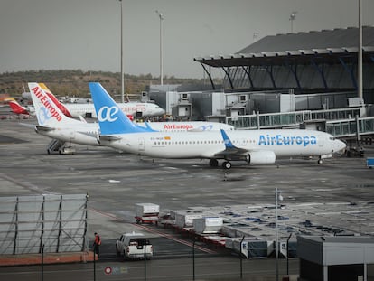 Dos aeronaves de la empresa Air Europa en la T- 4 del aeropuerto de Barajas, en Madrid.