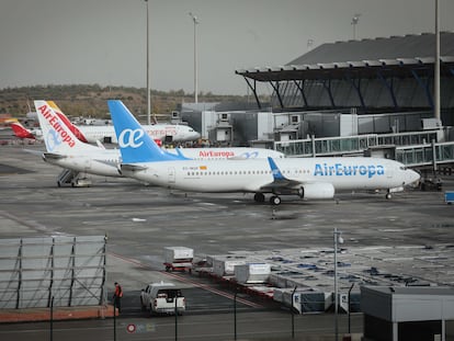 Aviones de Air Europa e Iberia en el aeropuerto de Barajas de Madrid.