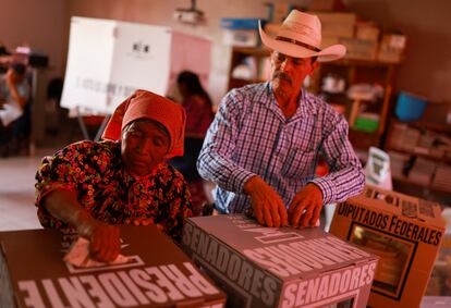 Indígenas rarámuri depositan su voto en una casilla electoral en Norogachi (Chihuahua), la mañana de este domingo. 