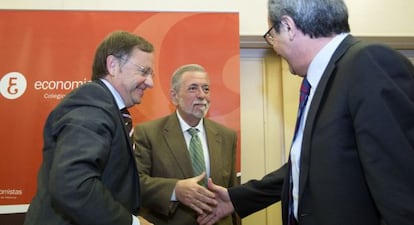 El consejero de Hacienda, Juan Carlos Moragues, junto al secretario de Estado de Administraciones P&uacute;blicas, Antonio Beteta (centro). 