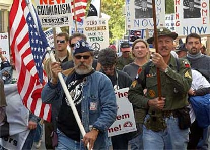 Dos veteranos de Vietnam participan en la marcha contra el conflicto de Irak ayer en Washington.