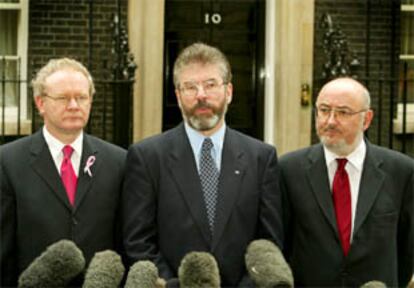 Adams, en el centro, informa a los periodistas del contenido de su reunión con Tony Blair ayer en Londres.