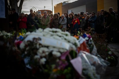 Varias personas colocan ramos de flores frente a la estación de Cercanías de Santa Eugenia, Madrid, durante el acto en recuerdo de las víctimas de los atentados del 11-M, celebrado este lunes.