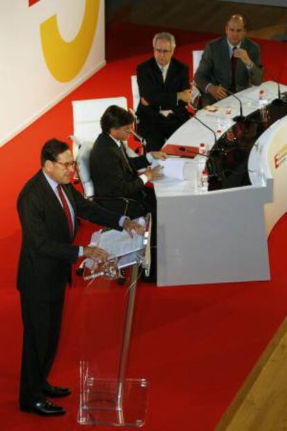 El vicepresidente segundo del Banco Santander, Matías Rodriguez Inciarte (i) durante la presentación del informe " España emprende y exporta ".