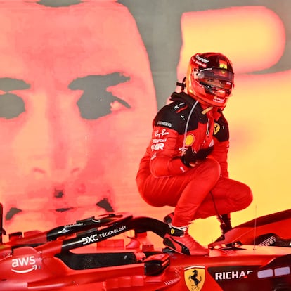 Formula One F1 - Singapore Grand Prix - Marina Bay Street Circuit, Singapore - September 17, 2023  Ferrari's Carlos Sainz Jr. celebrates after winning the Singapore Grand Prix REUTERS/Andy Chua