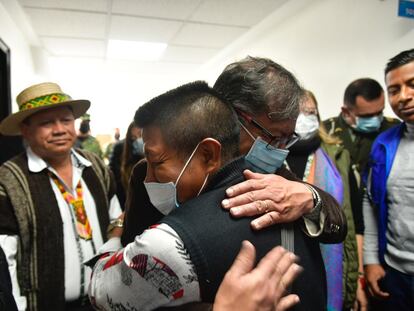 El presidente Gustavo Petro y Fidencio Valencia, abuelo de los niños encontrados, se abrazan en el Hospital Militar.