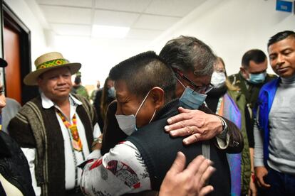 El presidente Gustavo Petro y Fidencio Valencia, abuelo de los niños encontrados, se abrazan en el Hospital Militar.