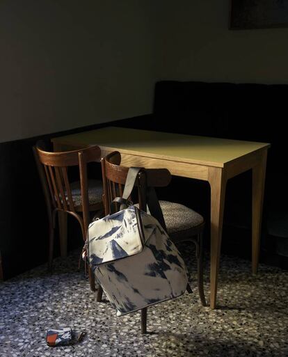 La mochila Goya y la cartera Puzzle, dos clásicos recientes de Loewe, vuelven en ‘denim’ desteñido. Son la parte rebelde de William Morris Meets Punk, la última colección cápsula de la casa madrileña.