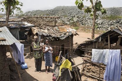 Comunidad de Kantinka. Ofelia Obidi con su sexto hijo, Kabrama, de dos semanas, y Dibola Fusu, que sostiene en brazos a su hijo Steven. Según ellas, la actividad minera ha generado un incremento de los mosquitos y el movimiento de piedras produce un polvo que afecta a la piel de los niños. Los vecinos han solicitado ser realojados en otro lugar más lejano a los límites de la mina.