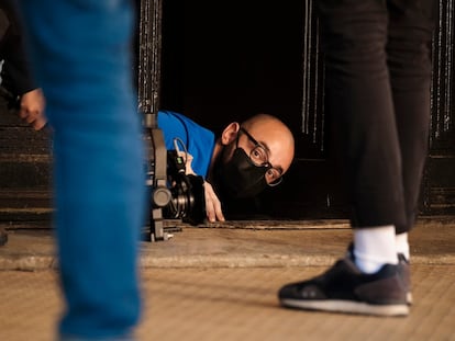 Victor Dorobantu dando vida a Cosa en una escena de 'Miércoles' serie Netflix