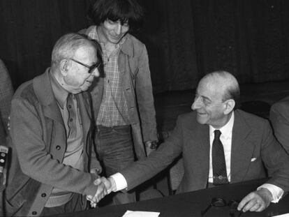 Jean-Paul Sartre (izquierda) saluda a Raymond Aron en presencia de Andr&eacute; Glucksmann el 20 de junio de 1979. 