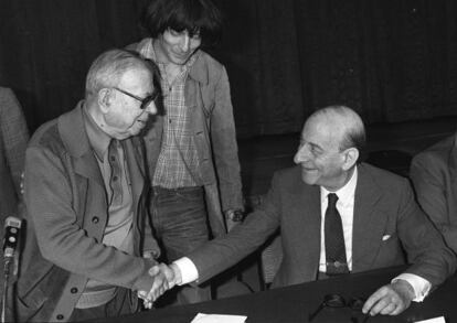 Jean-Paul Sartre (izquierda) saluda a Raymond Aron en presencia de Andr&eacute; Glucksmann el 20 de junio de 1979. 