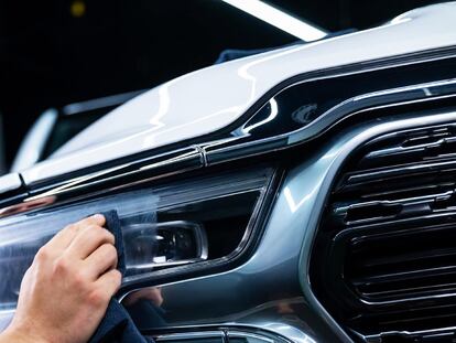 Artículo de EL PAÍS Escaparate que destaca las ventajas de uso de un restaurador de faros para el coche.
