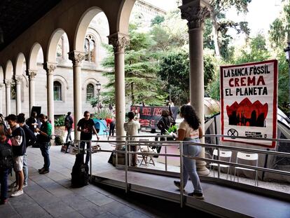 Varios activistas de End Fossil, acampando en el claustro de la Universidad de Barcelona.